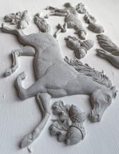 Load image into Gallery viewer, Horse &amp; Hound Decor Mould
